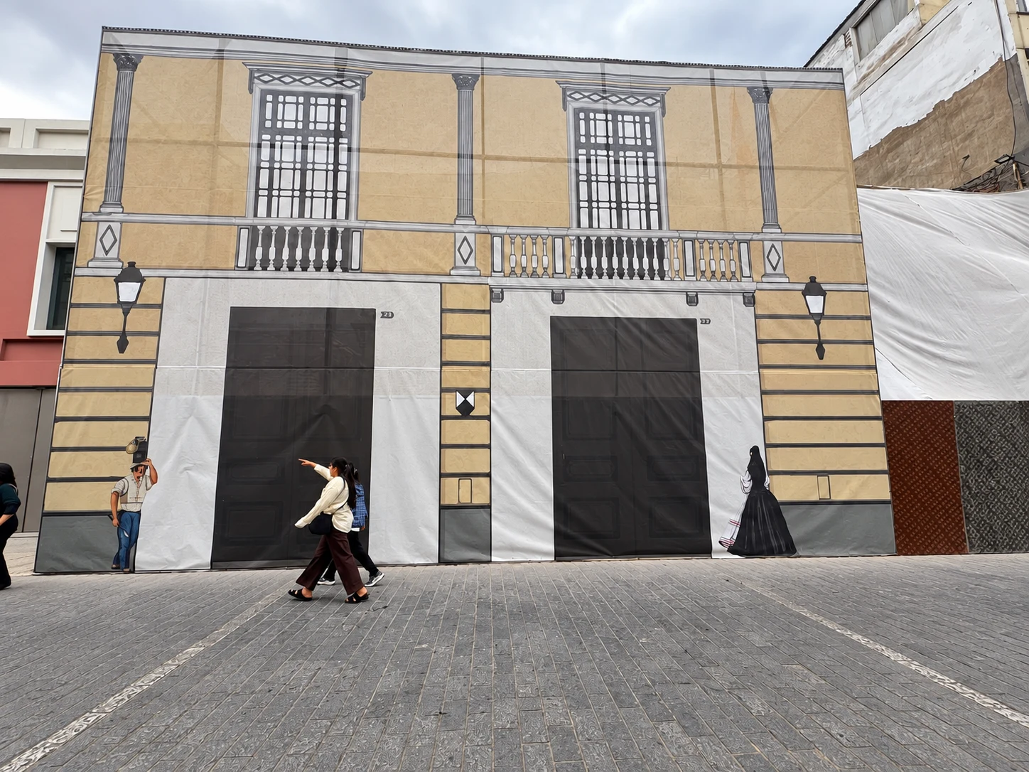 Vista de la cubierta de restauración desde la calle con peatones
