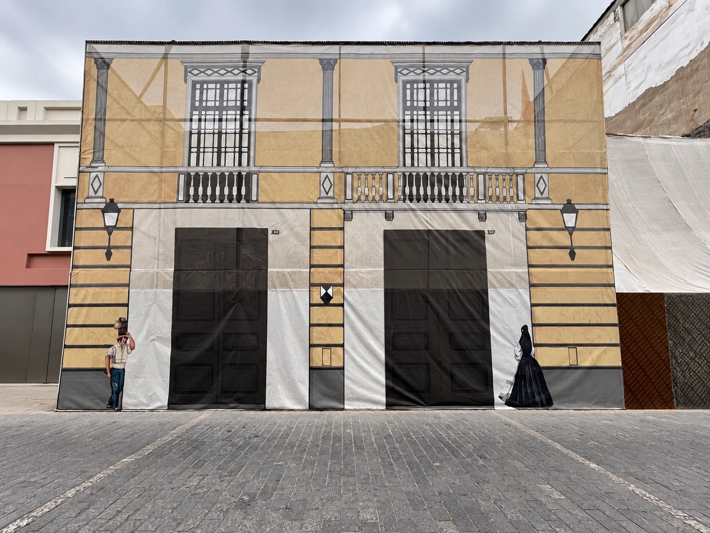 Vista frontal de la cubierta impresa que representa la fachada durante los trabajos