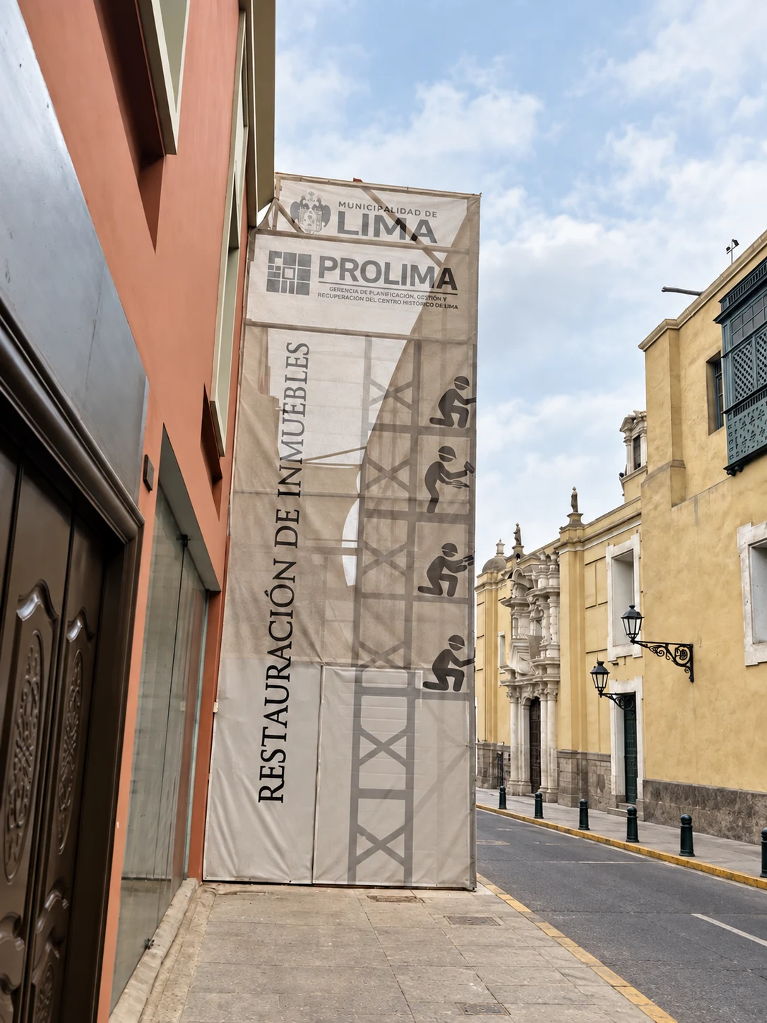 Cubierta de obra con señalización de PROLIMA; vista retocada sin el vehículo